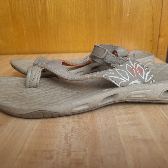 Columbia Omni Grip Tan Sandals with salmon flower details - Picture 7 of 9